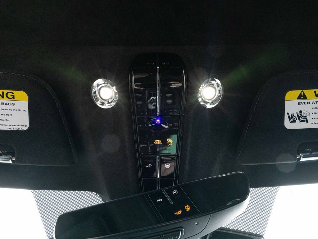 Used 2025 Aston Martin V8 Vantage Coupe image 41