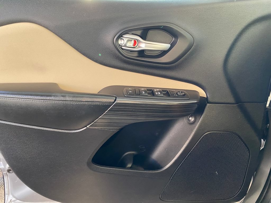 Used 2016 Jeep Cherokee Latitude FWD image 13