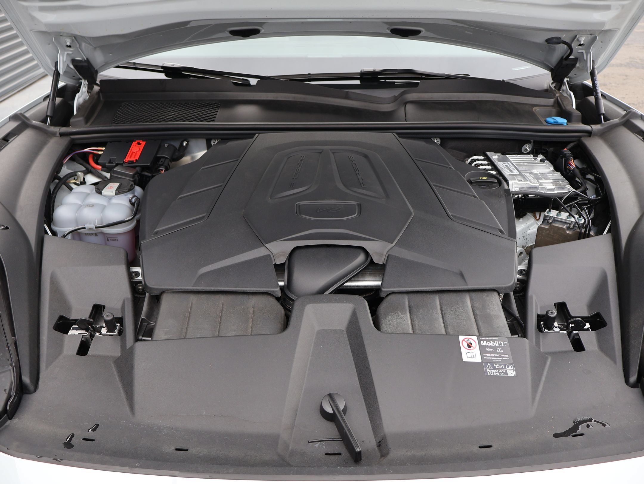 Certified 2025 Porsche Cayenne AWD/4WD image 32