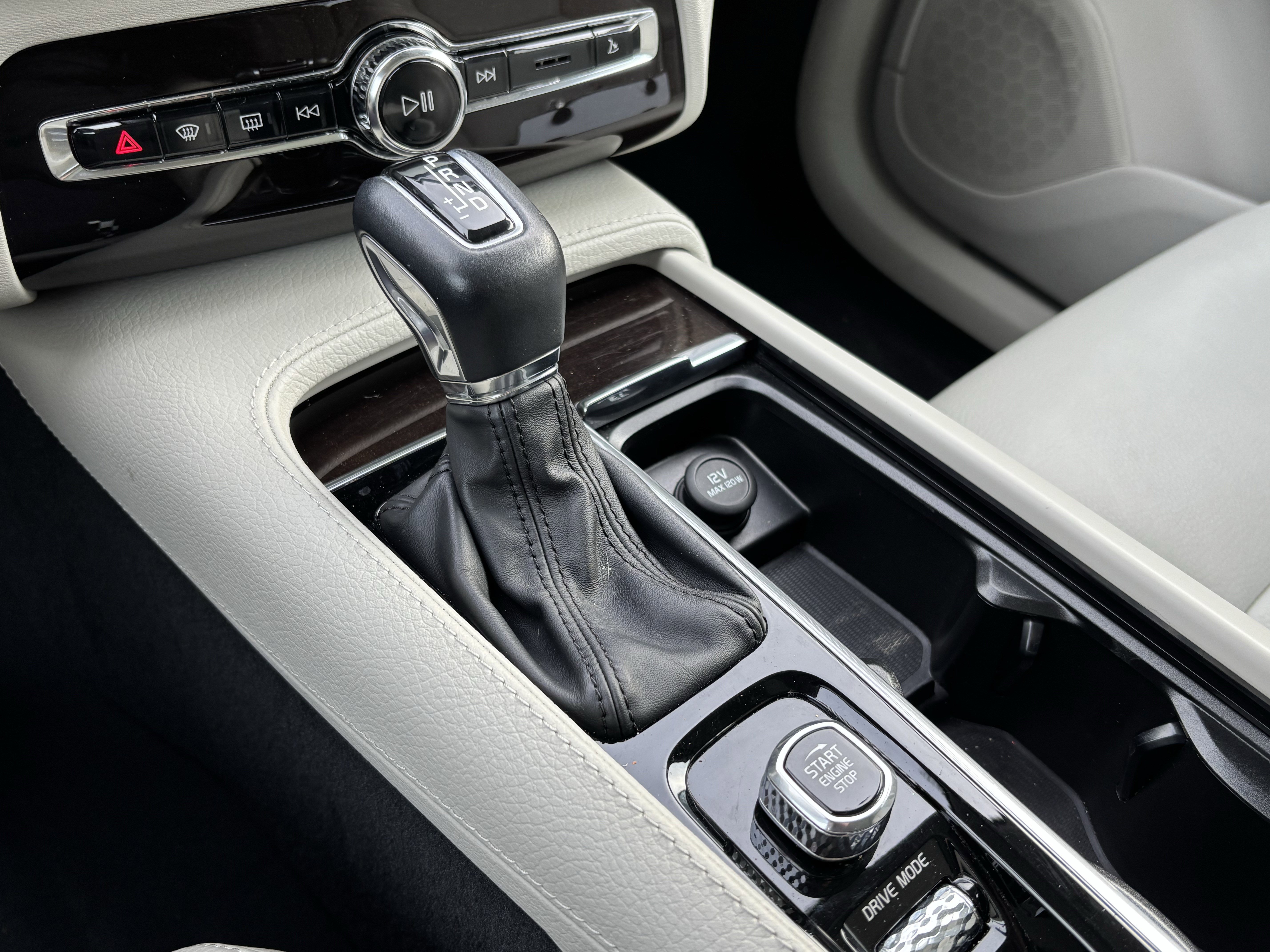 Used 2019 Volvo XC90 T6 Momentum w/ Protection Package Premier image 26