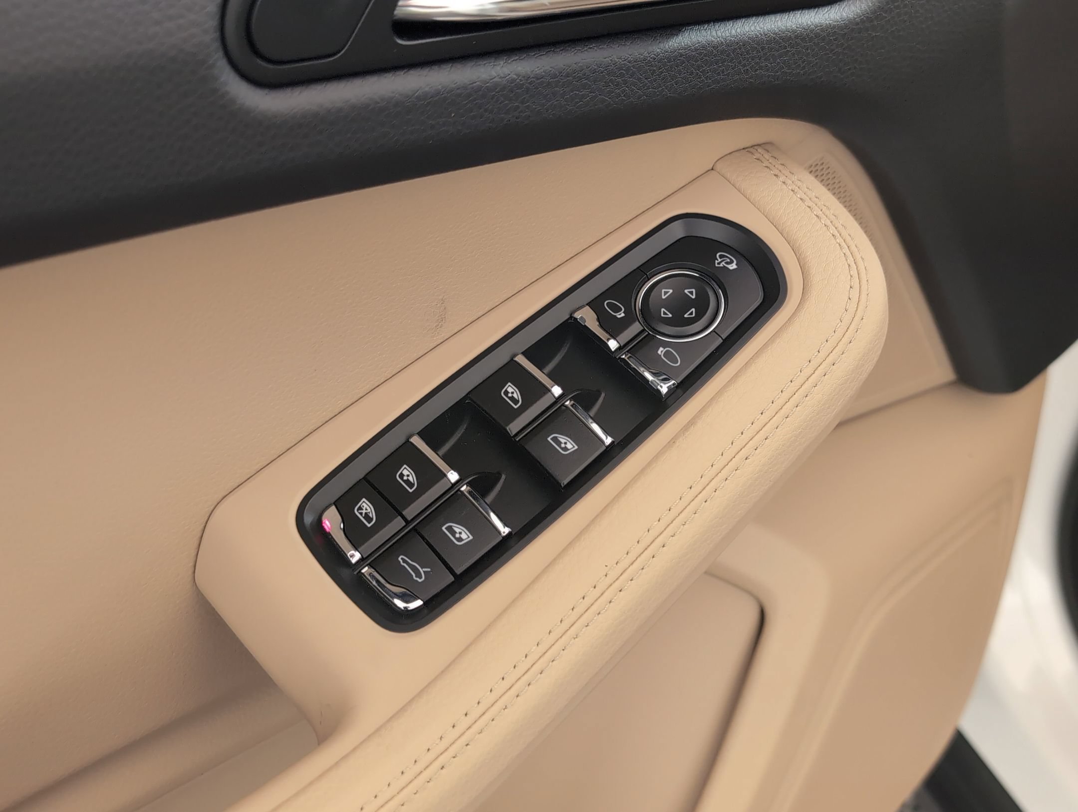 Certified 2025 Porsche Macan AWD/4WD image 17