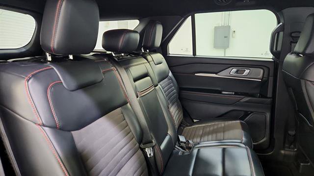 Used 2025 Ford Explorer ST-Line w/ ST-Line Street Pack image 33