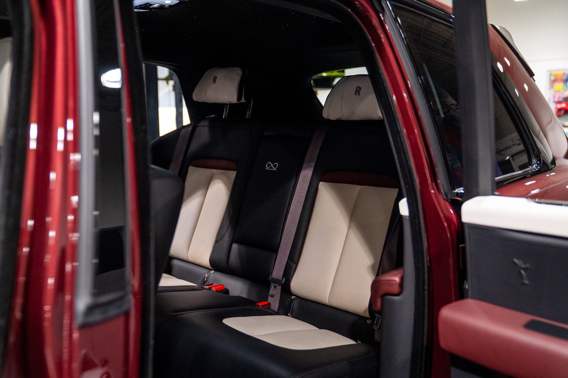 Used 2022 Rolls-Royce Cullinan Black Badge w/ Dark Exterior Package image 30