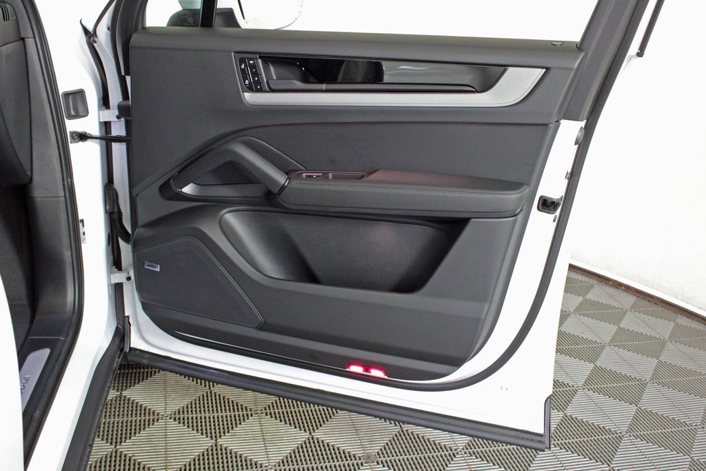 Used 2025 Porsche Cayenne image 34