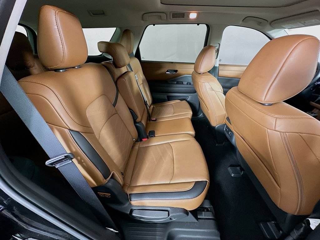 Certified 2025 Nissan Pathfinder Platinum w/ Black Appearance Package AWD/4WD image 39