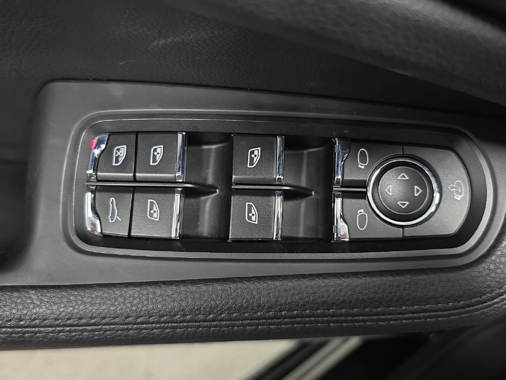 Certified 2024 Porsche Macan S AWD/4WD image 24