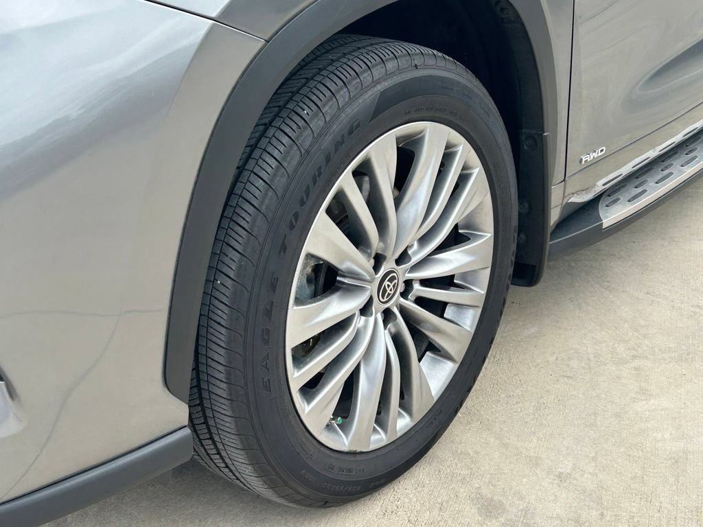 Certified 2025 Toyota Highlander Platinum AWD/4WD image 9