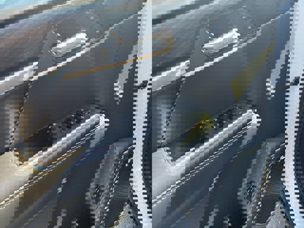 Used 2025 GMC Acadia Elevation image 29