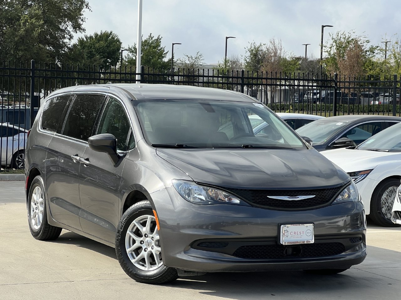 Used 2022 Chrysler Voyager LX FWD image 2