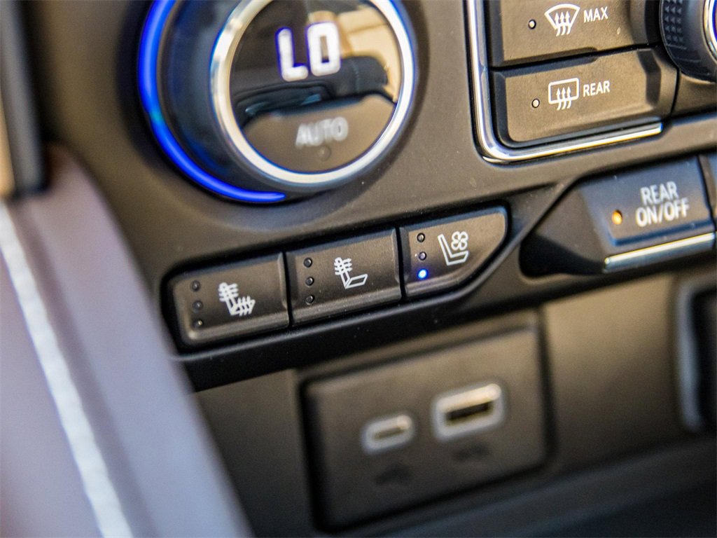 Used 2024 Chevrolet Suburban High Country image 38