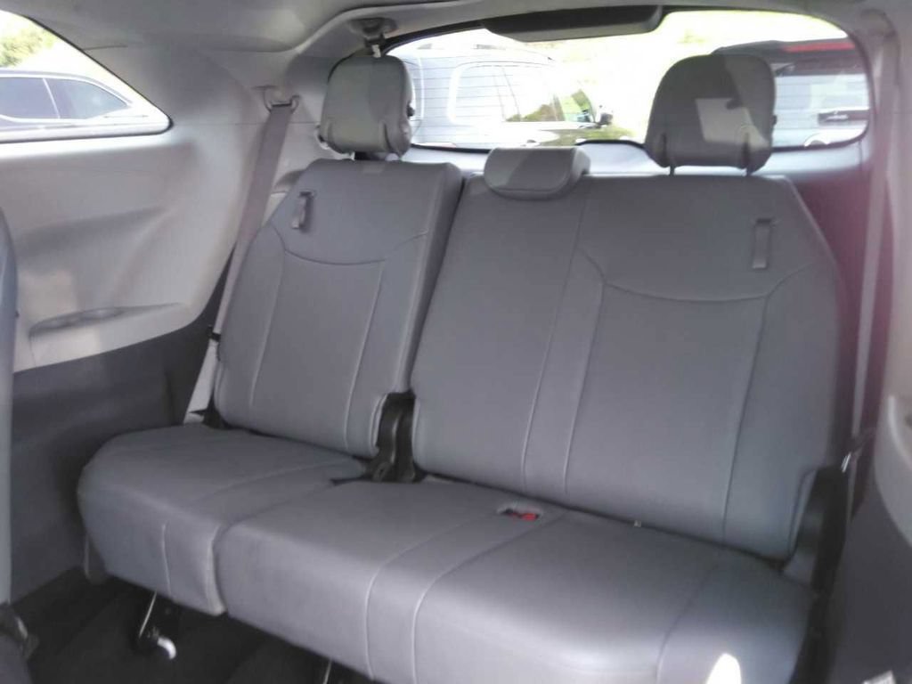 Used 2024 Toyota Sienna XLE FWD image 4