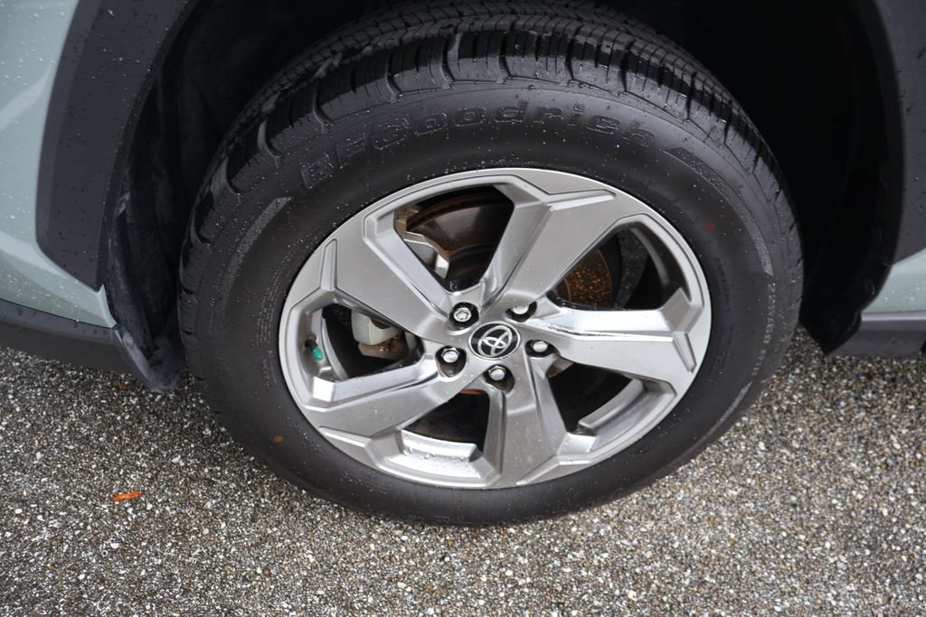 Used 2021 Toyota RAV4 XLE Premium AWD/4WD image 4