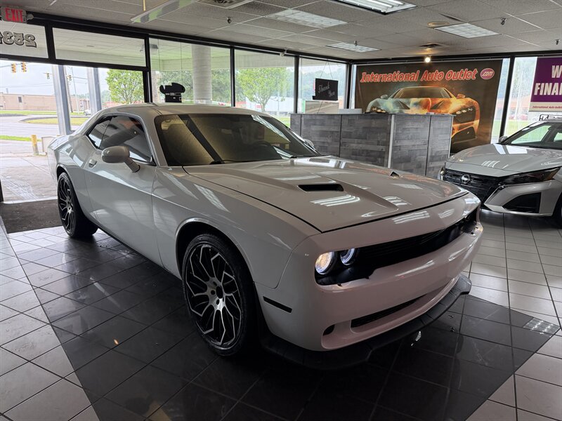 Used 2016 Dodge Challenger SXT RWD image 4