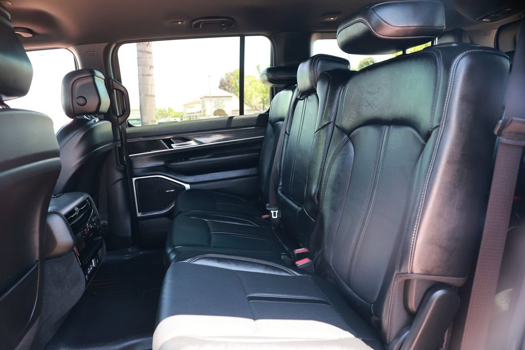 Used 2023 Jeep Wagoneer Series II AWD/4WD image 34