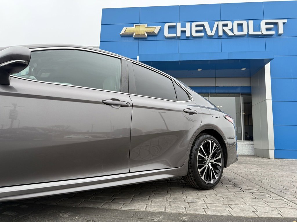 Used 2018 Toyota Camry SE image 3