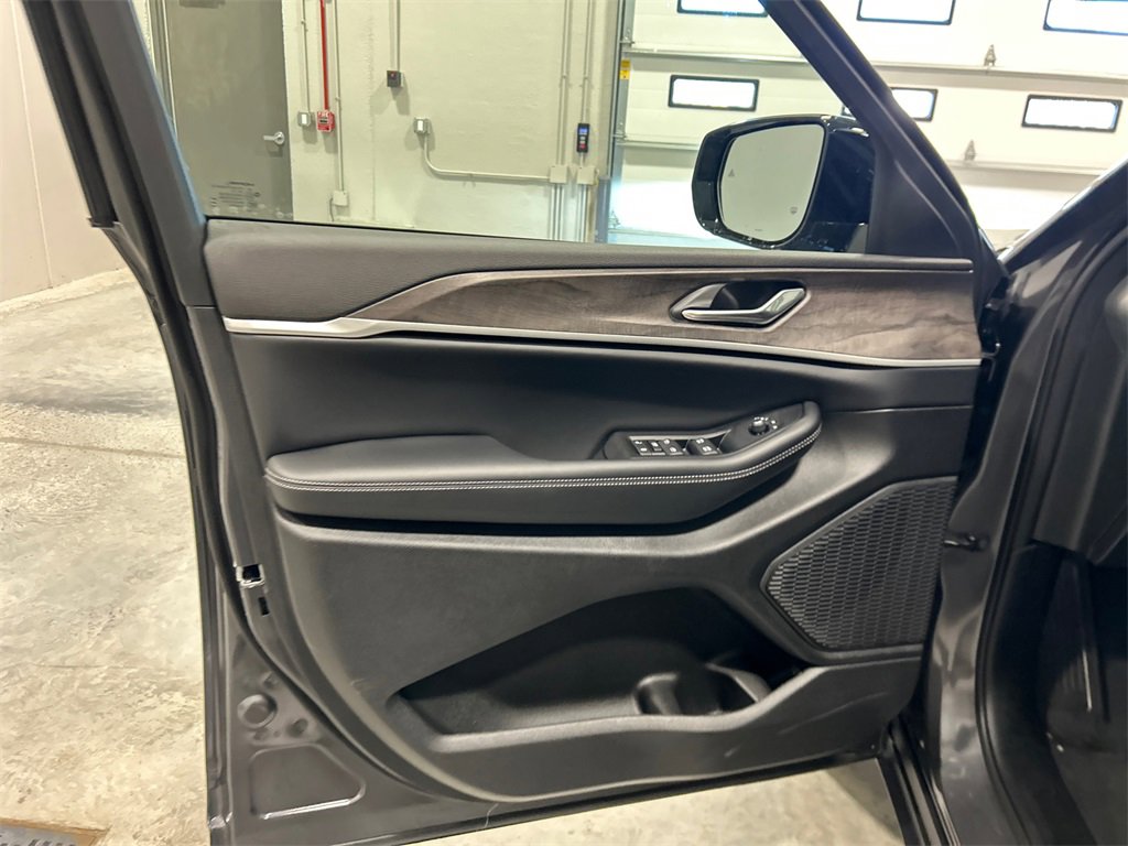 New 2026 Jeep Grand Cherokee Laredo image 15