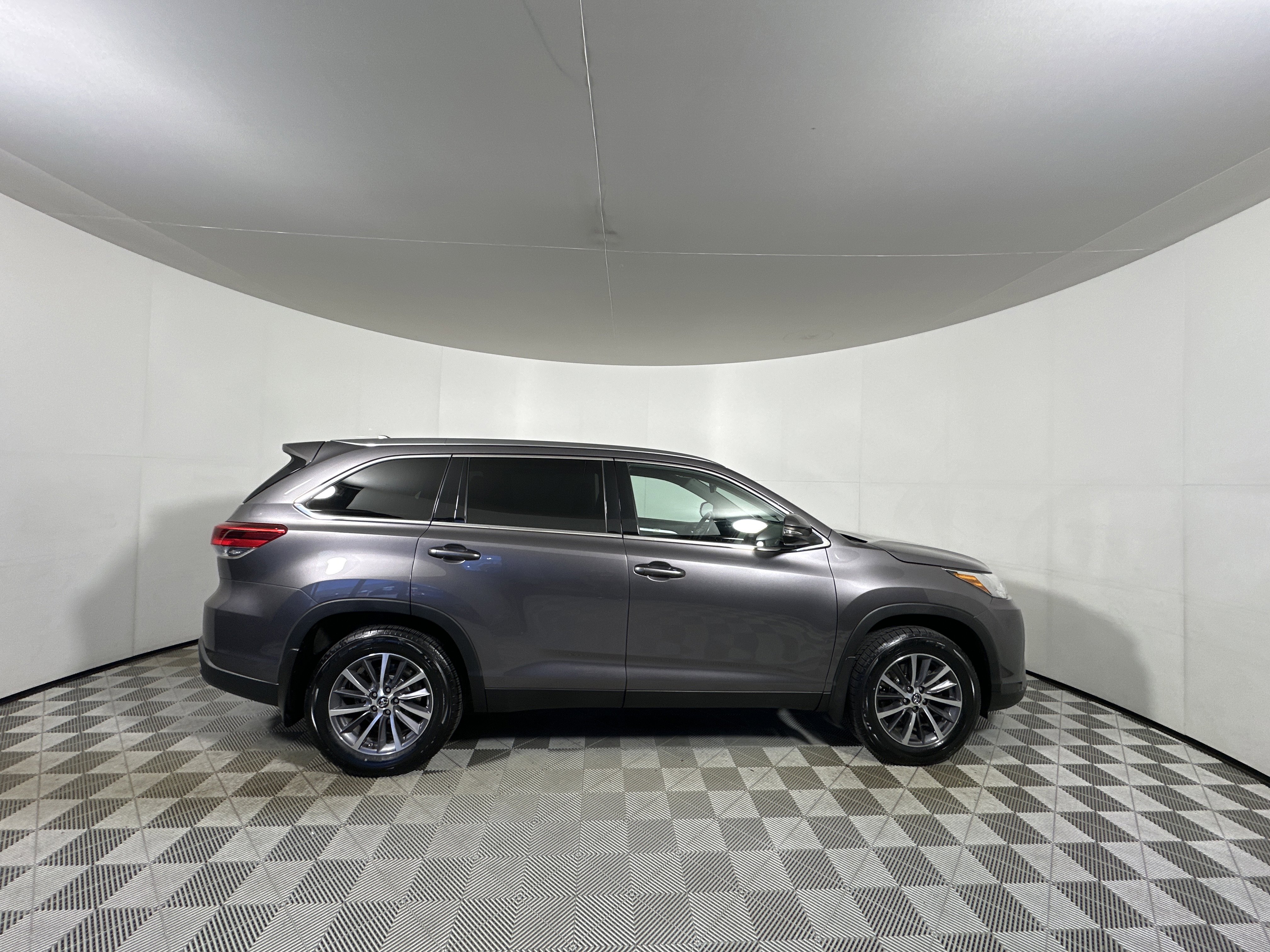 Used 2019 Toyota Highlander AWD V6 image 8