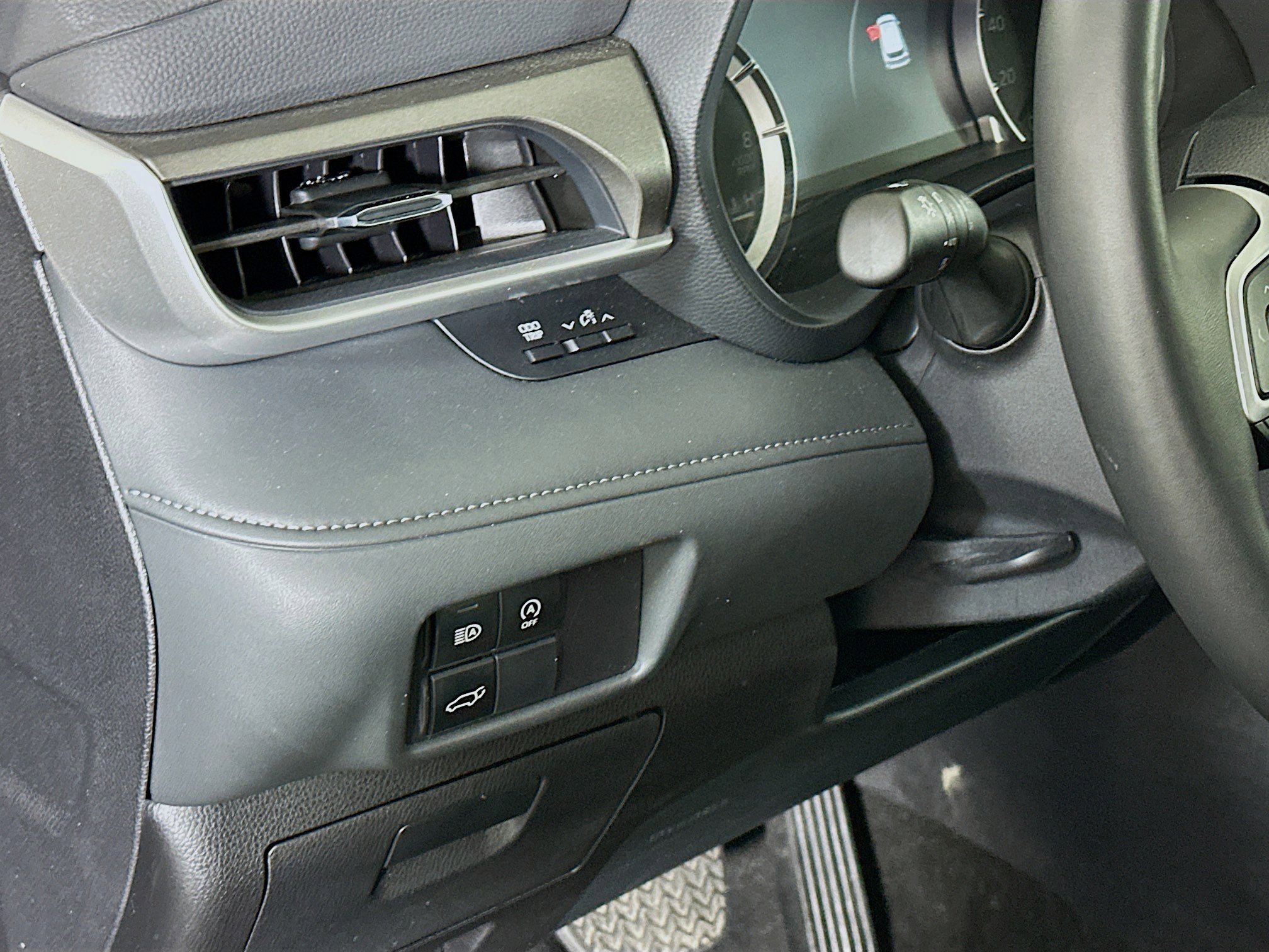Used 2025 Toyota Highlander LE FWD image 17