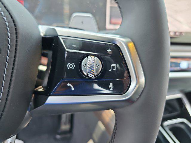 New 2025 BMW 750e xDrive w/ Premium Package image 18