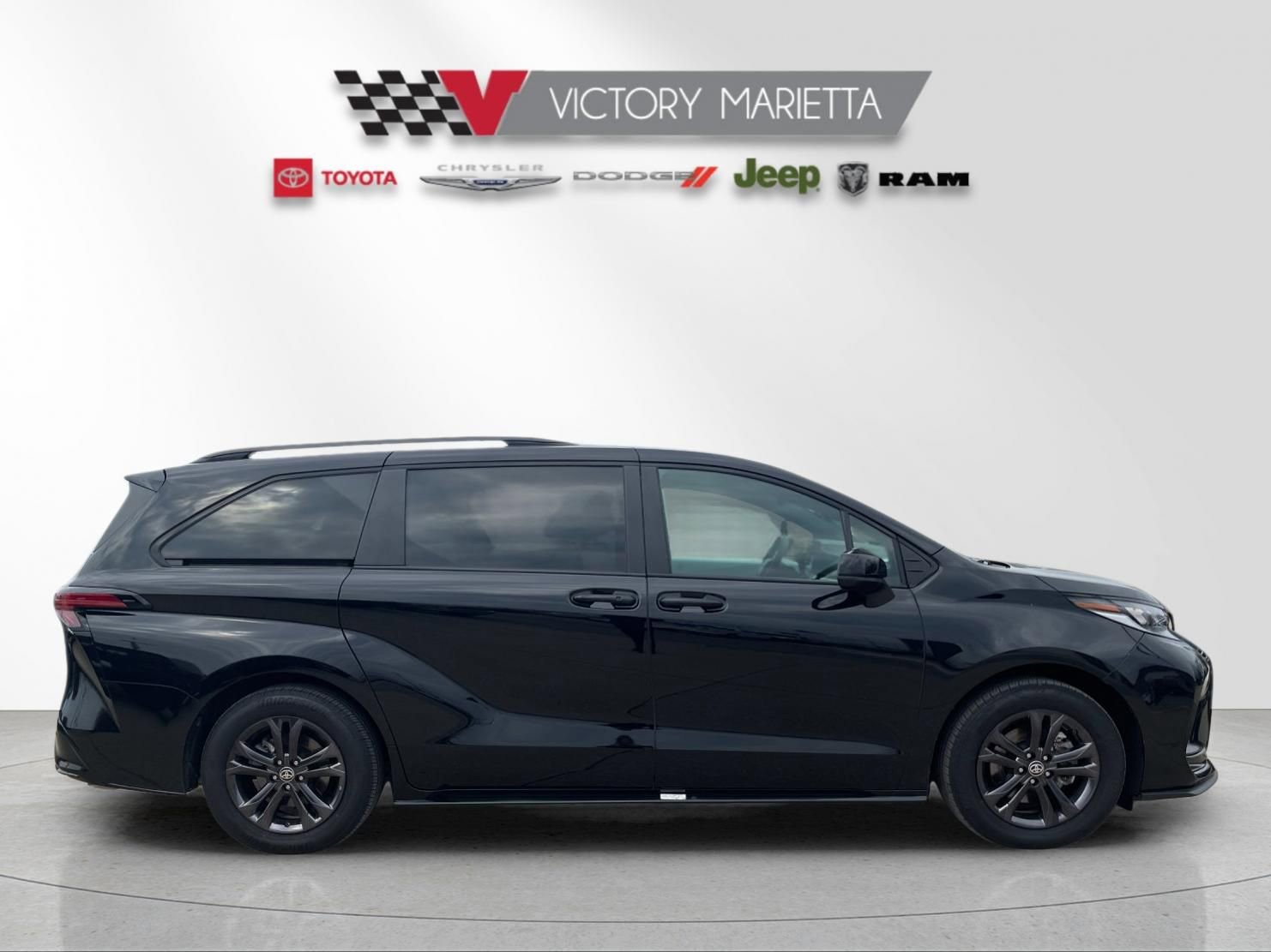 Used 2025 Toyota Sienna XSE w/ XSE Plus Package image 6