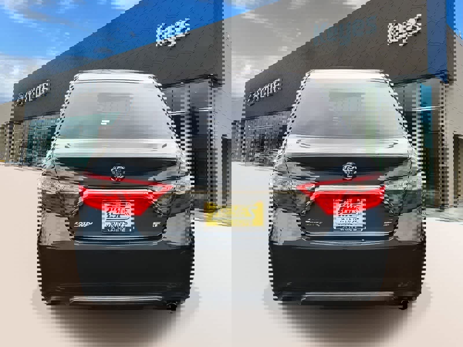 Used 2015 Toyota Camry SE FWD image 6