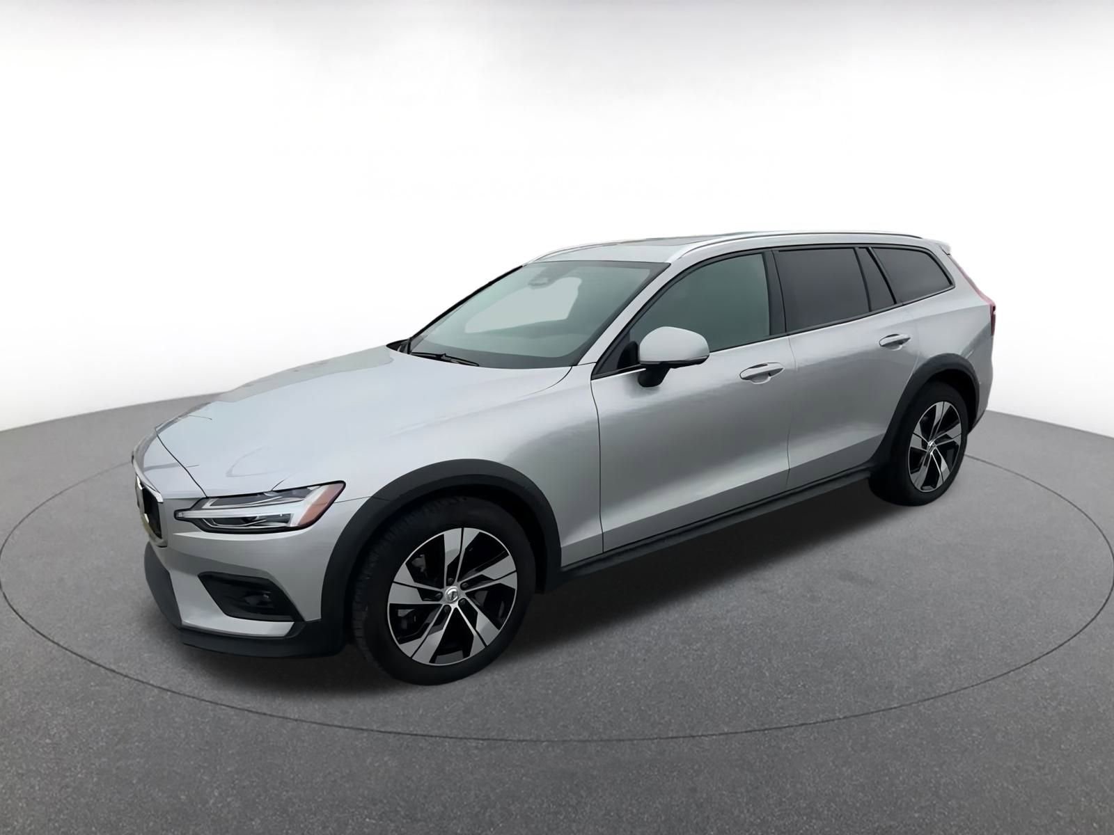 Used 2025 Volvo V60 B5 Cross Country Plus image 8