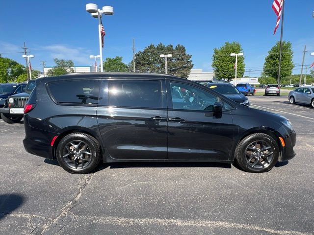 Used 2018 Chrysler Pacifica Touring-L Plus w/ S Appearance Package FWD image 6