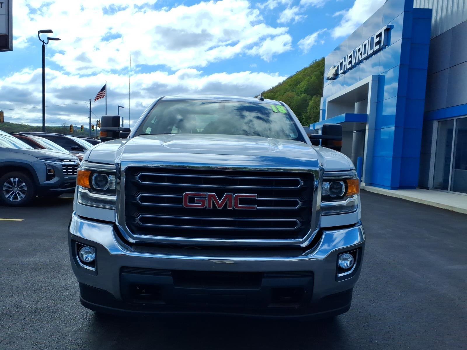 Used 2018 GMC Sierra 2500 SLE w/ HD SLE Preferred Plus Package AWD/4WD image 2