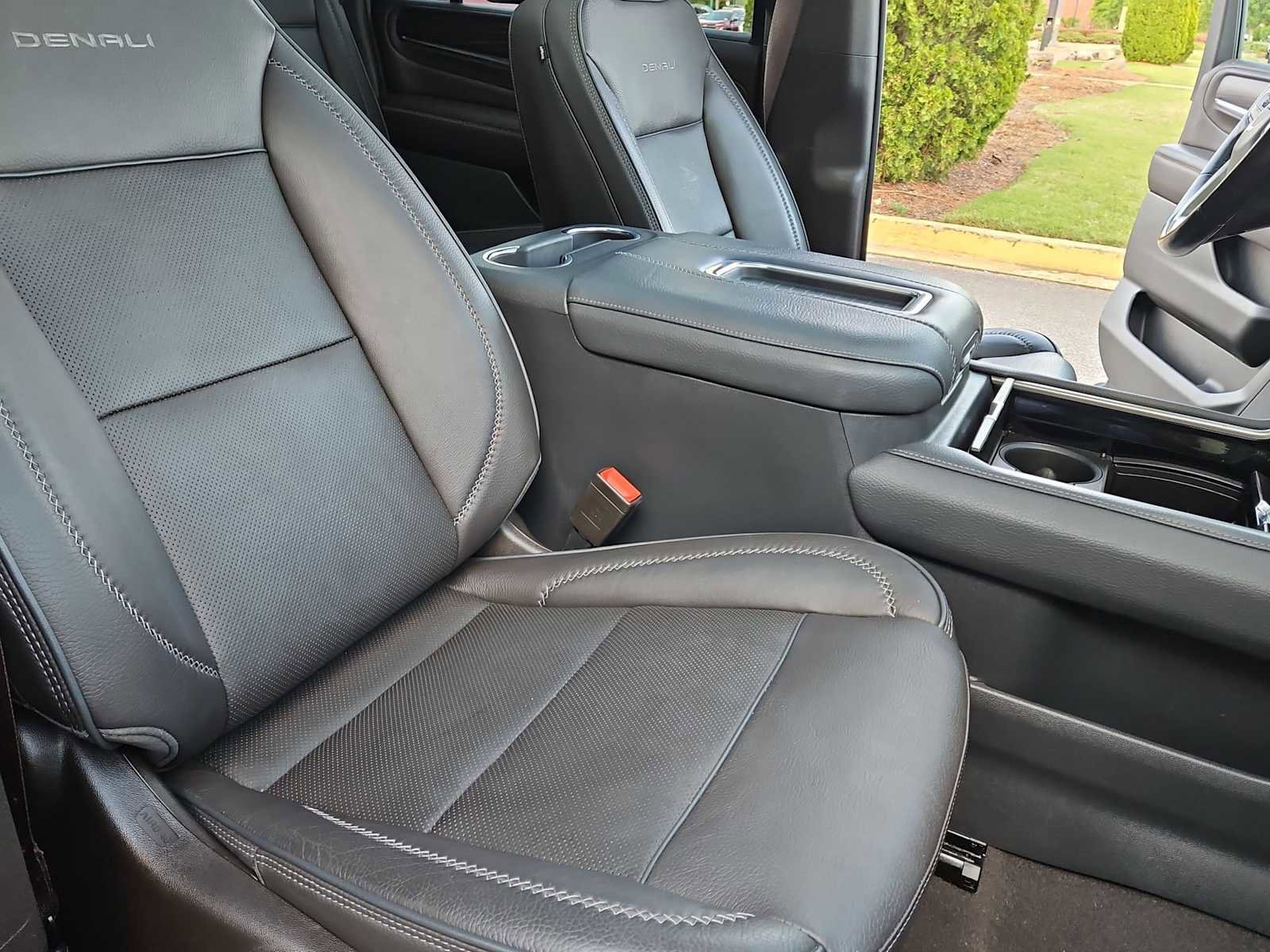 Used 2021 GMC Yukon XL Denali w/ Denali Premium Package image 24