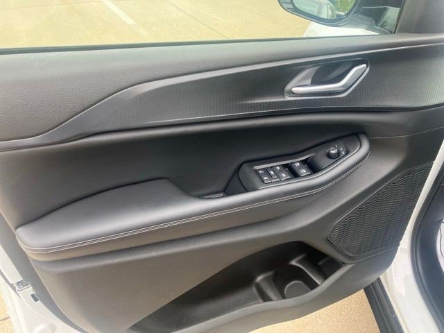 Used 2023 Jeep Grand Cherokee Altitude AWD/4WD image 9