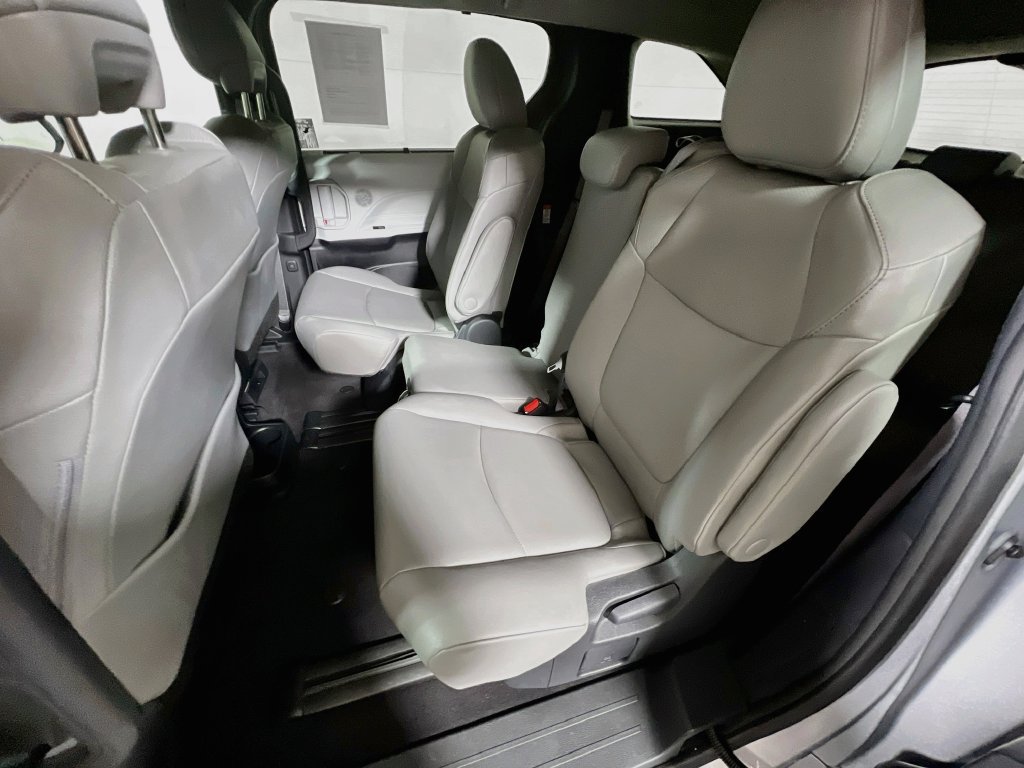Certified 2025 Toyota Sienna XLE FWD image 21