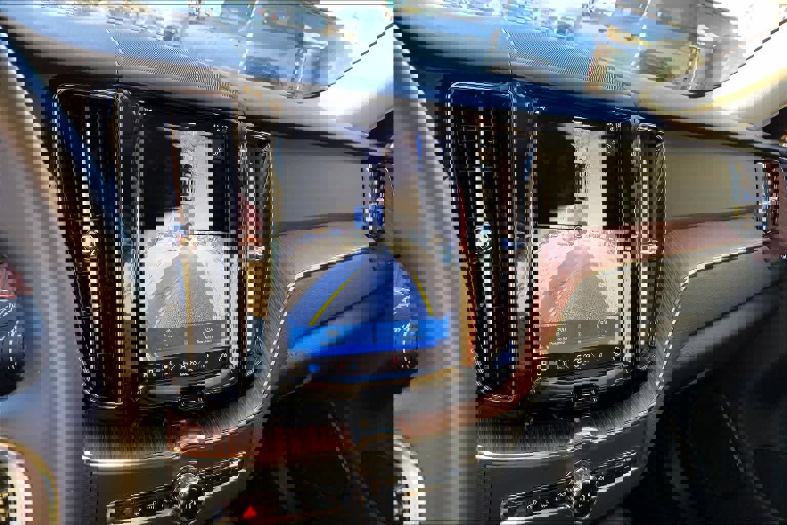 Used 2024 Volvo XC60 B5 Plus image 29