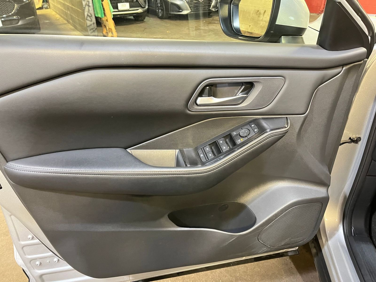 Used 2025 Nissan Rogue SV image 20