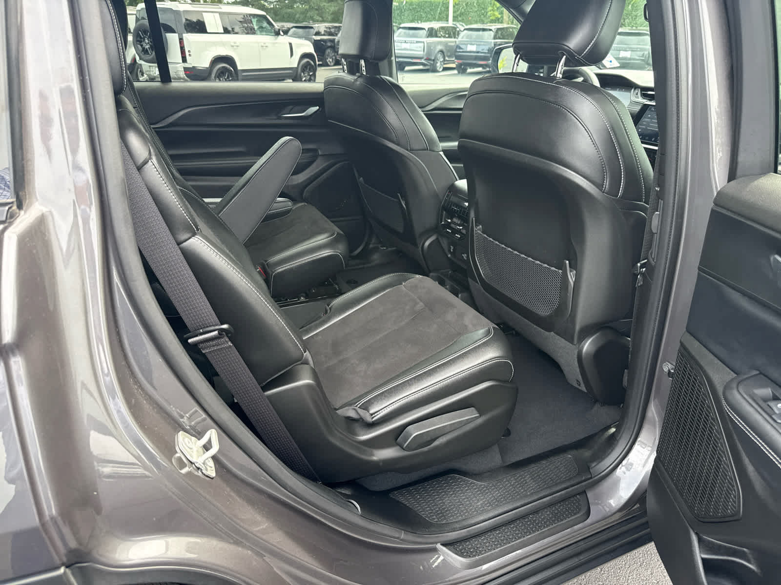 Used 2024 Jeep Grand Cherokee L Altitude AWD/4WD image 9