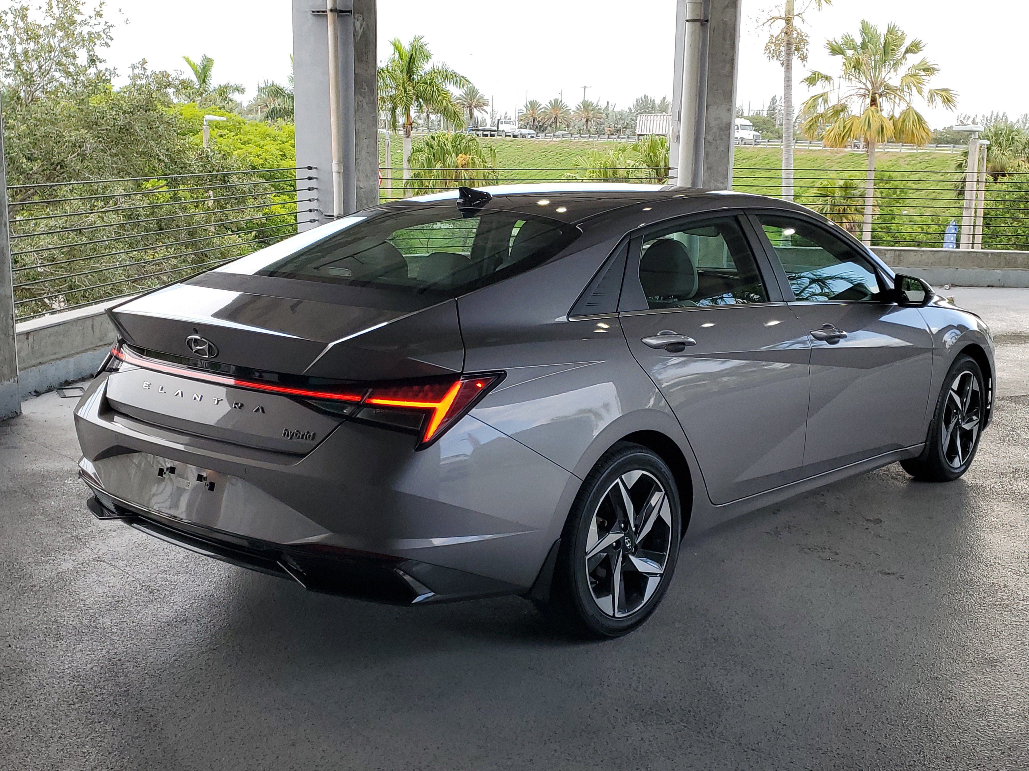 Used 2022 Hyundai Elantra Limited FWD image 2