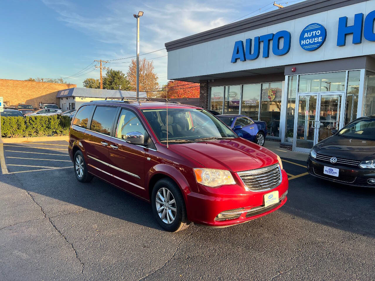 Used 2014 Chrysler Town & Country Touring-L image 3