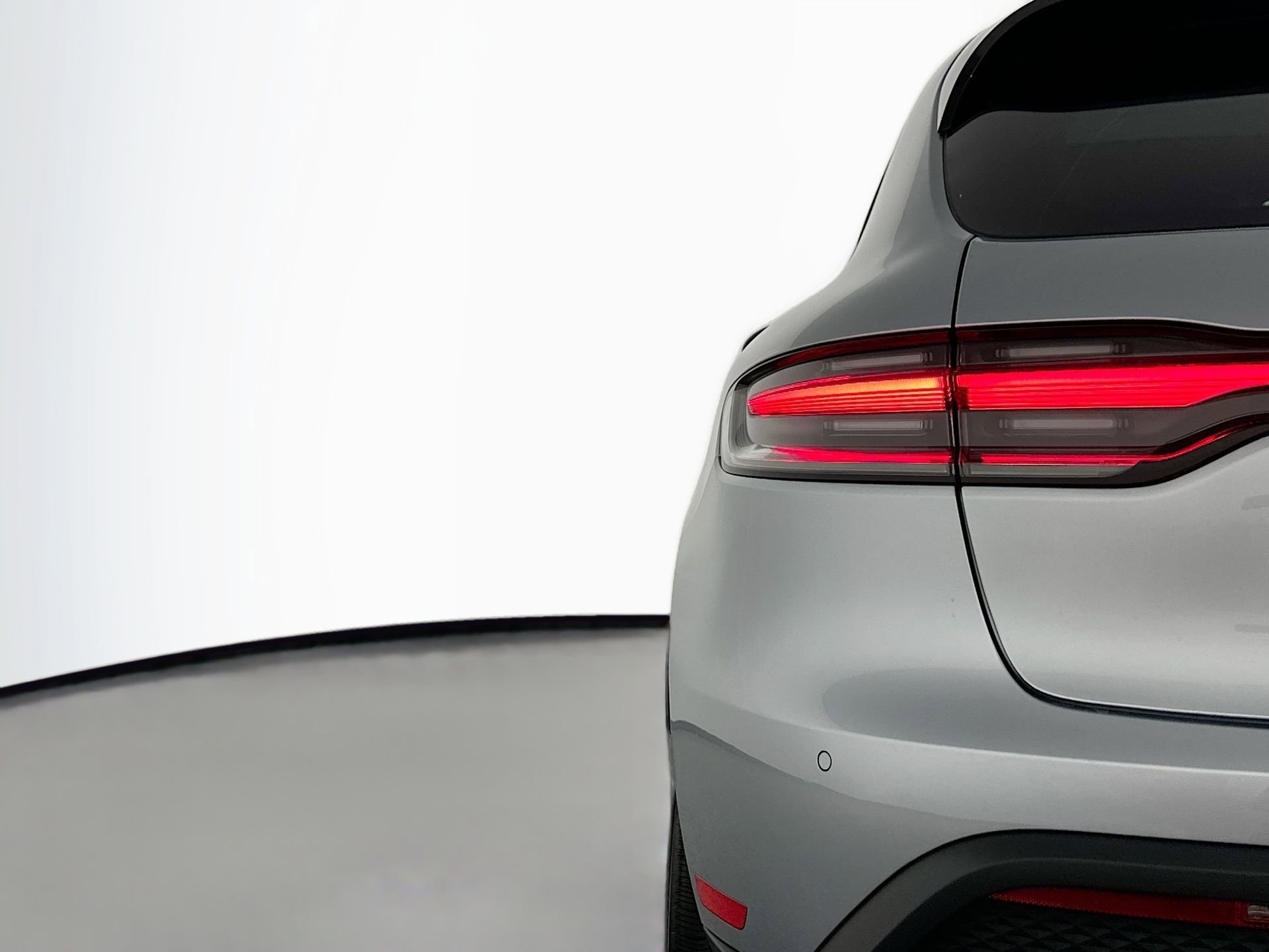 Certified 2025 Porsche Macan image 16
