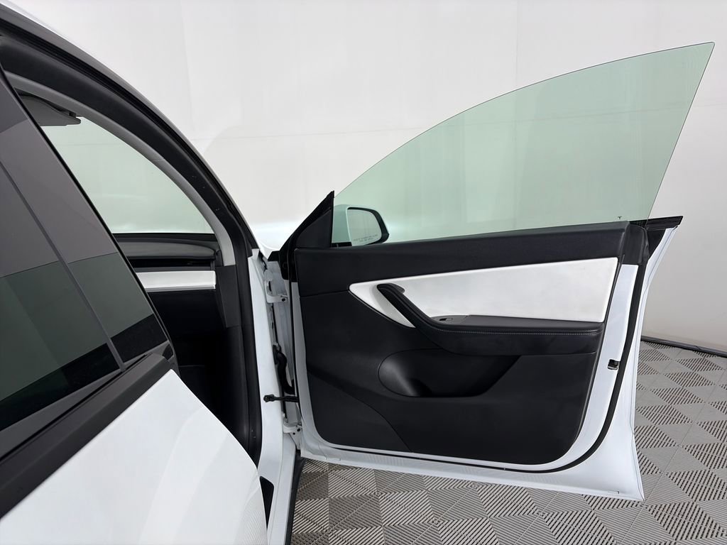 Used 2021 Tesla Model Y Long Range image 27