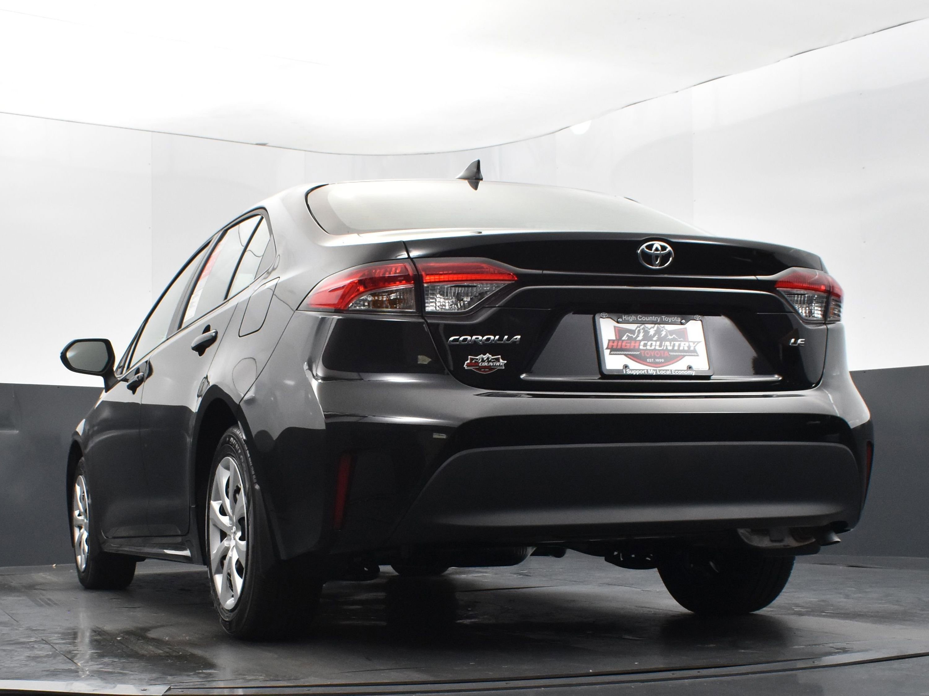 Used 2025 Toyota Corolla LE image 38