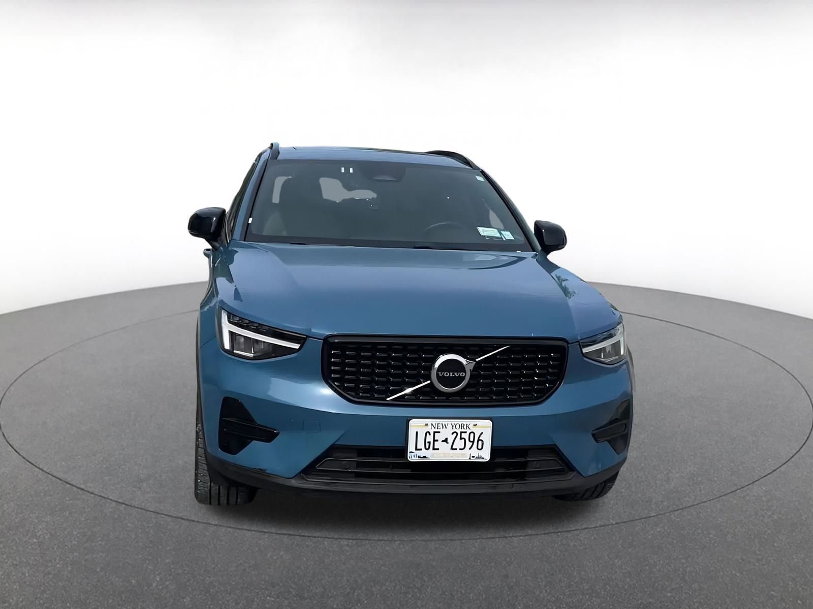 Used 2024 Volvo XC40 B5 Core image 4