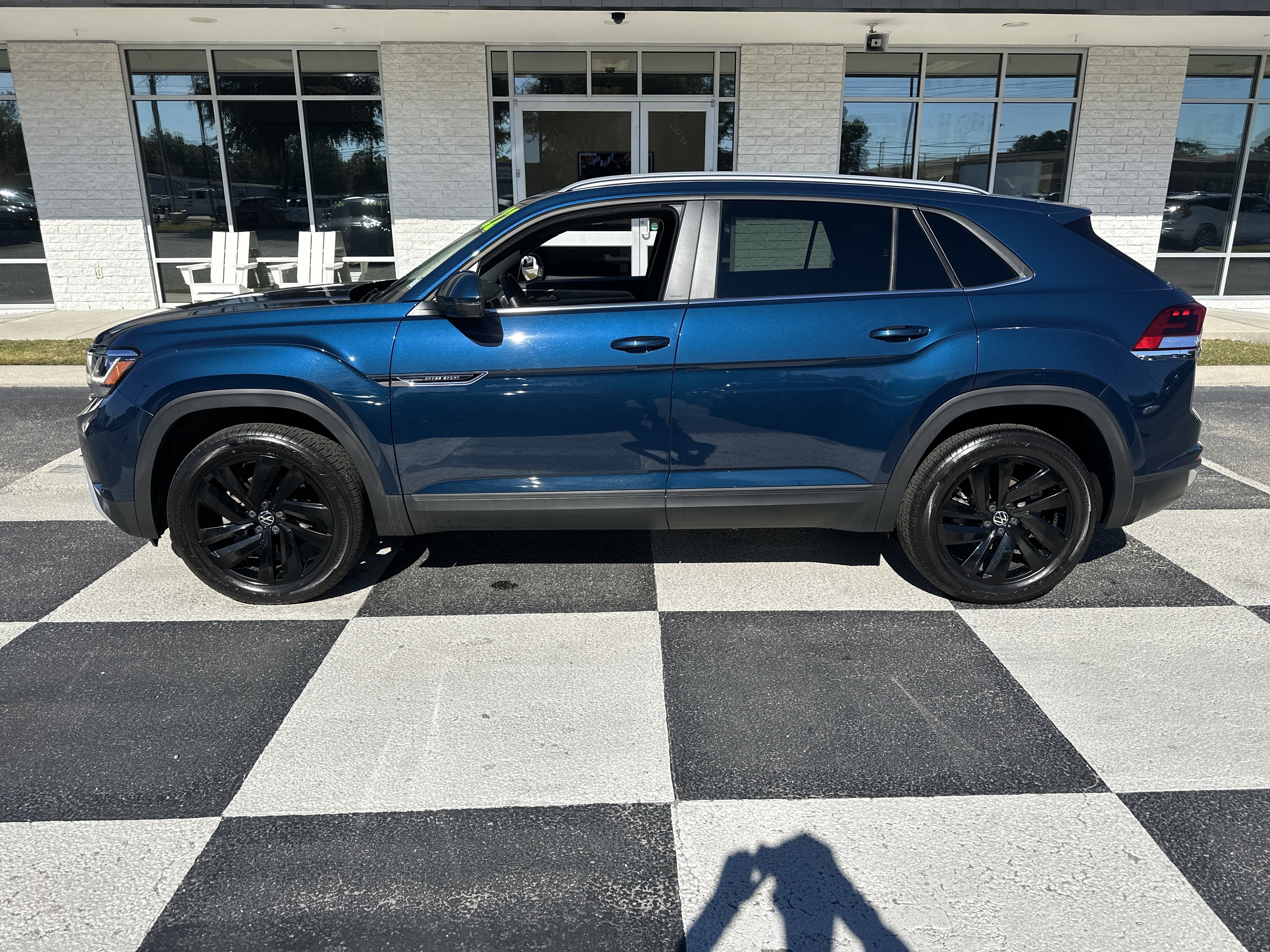 Used 2022 Volkswagen Atlas Cross Sport SE image 1