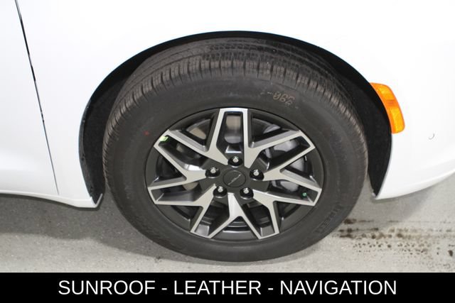 New 2027 Chrysler Pacifica Limited AWD/4WD image 6