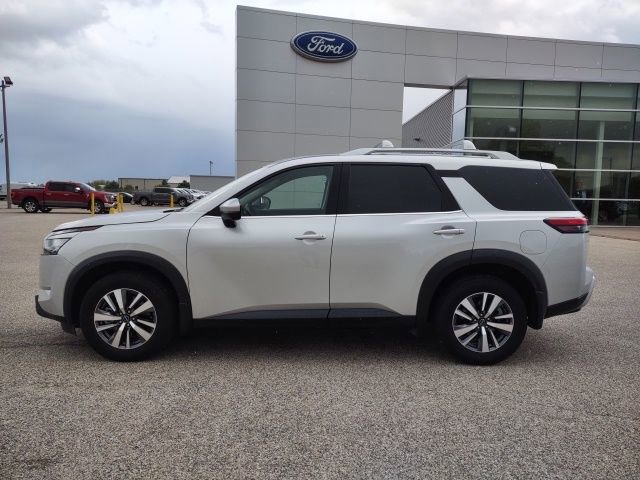 Used 2025 Nissan Pathfinder SL AWD/4WD image 2