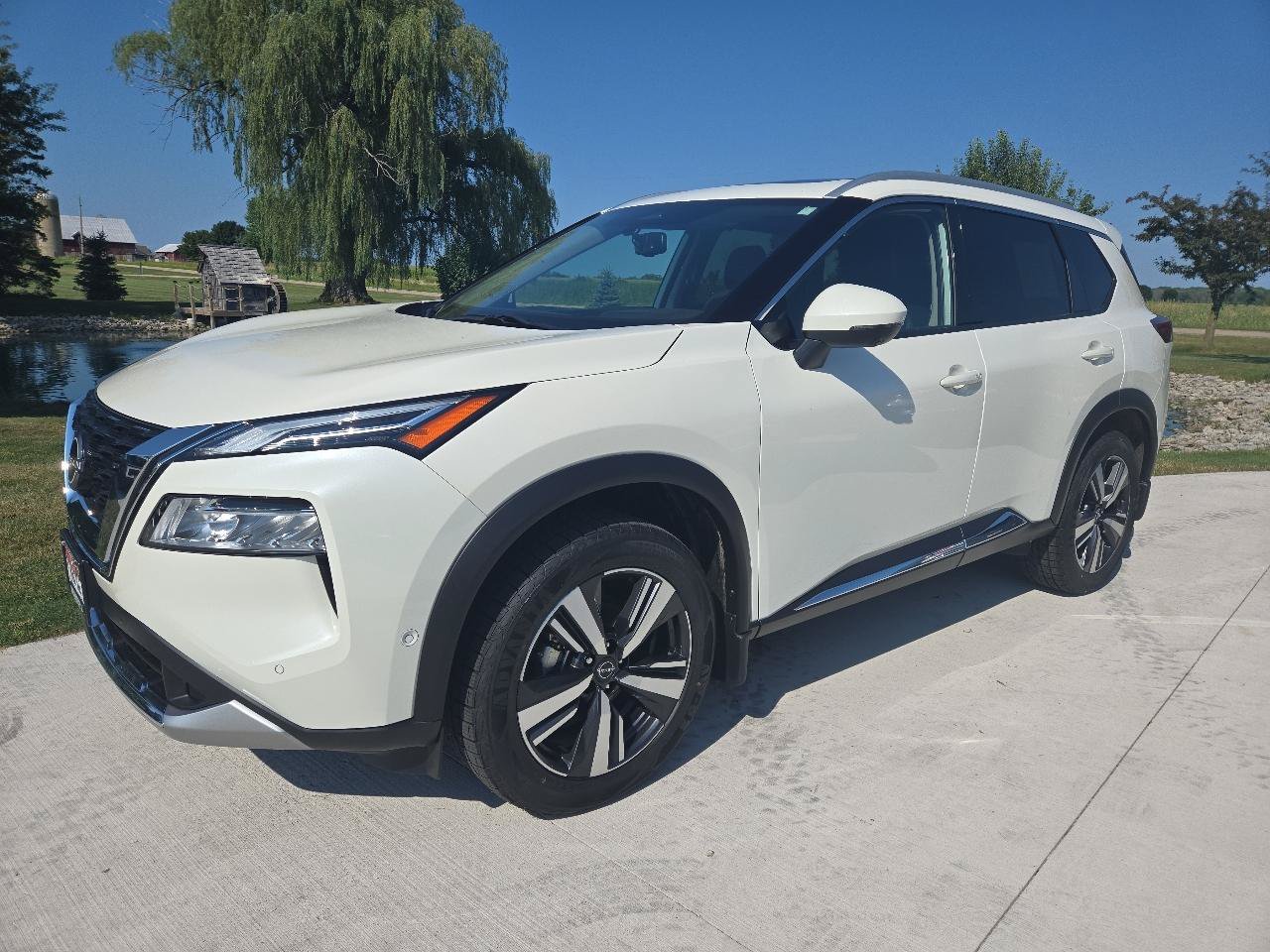 Used 2023 Nissan Rogue Platinum AWD/4WD image 1