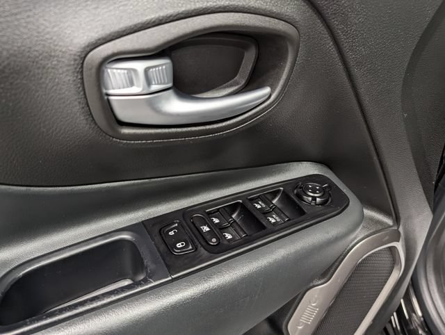 Used 2022 Jeep Renegade Latitude w/ Convenience Group AWD/4WD image 14