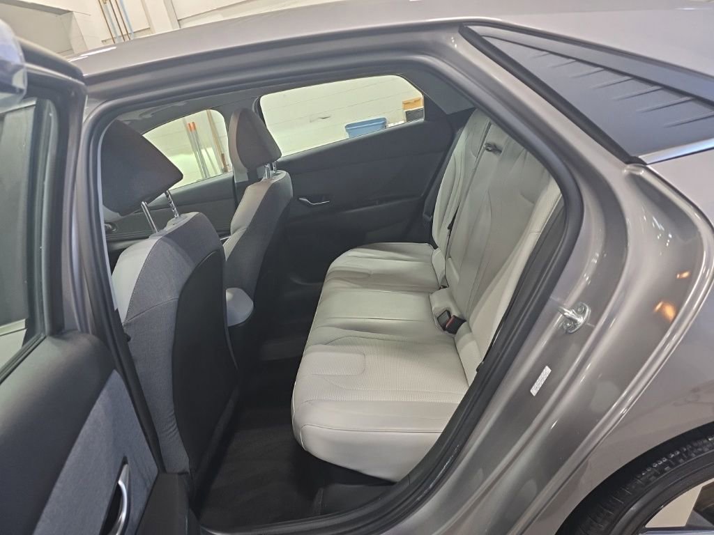 Used 2022 Hyundai Elantra Limited image 19