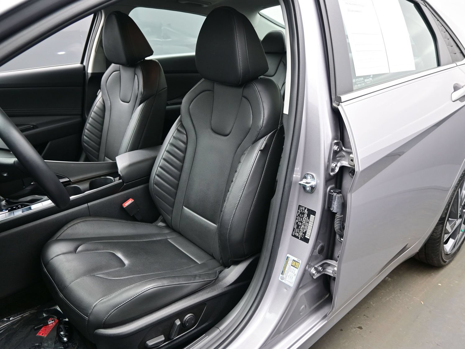 Used 2025 Hyundai Elantra Limited FWD image 11