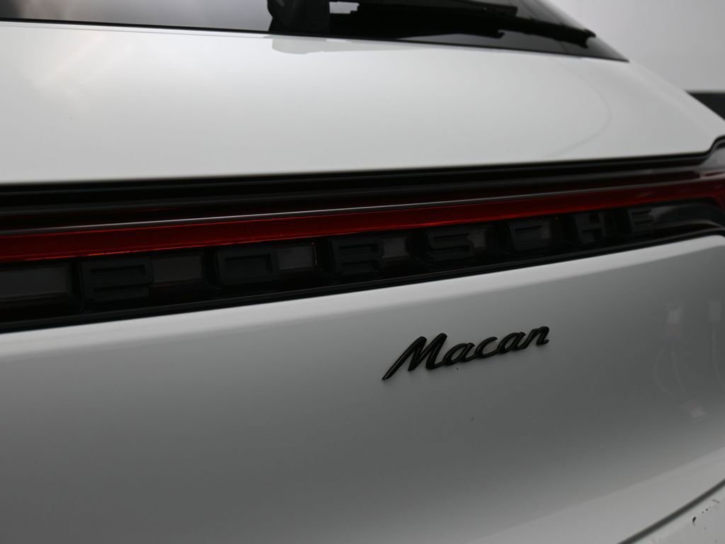 Certified 2022 Porsche Macan image 14