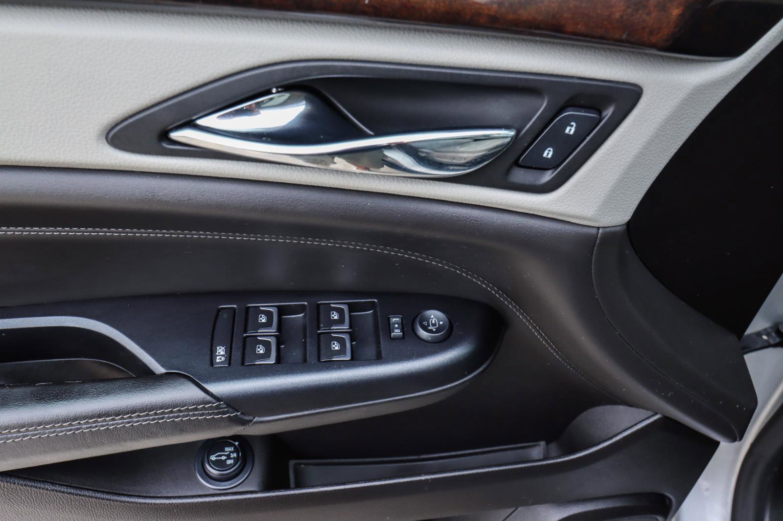 Used 2015 Cadillac SRX Luxury image 32