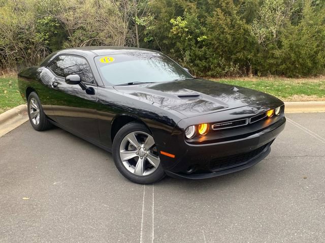 Used 2015 Dodge Challenger SXT image 1